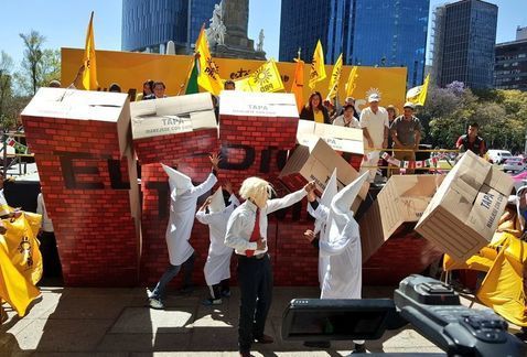 PRD construye un muro en protesta contra Trump - protesta-prd-embajada-estados_unidos-donald_trump-reforma-foto-milenio_MILIMA20170220_0171_8