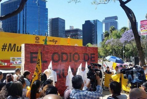 PRD construye un muro en protesta contra Trump - protesta-prd-embajada-estados_unidos-reforma-foto-milenio_MILIMA20170220_0167_8