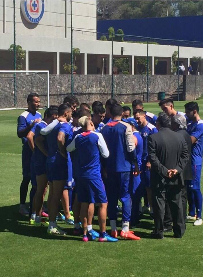 Barra de Cruz Azul anima al equipo y vuelve el amor a La Noria - pulga