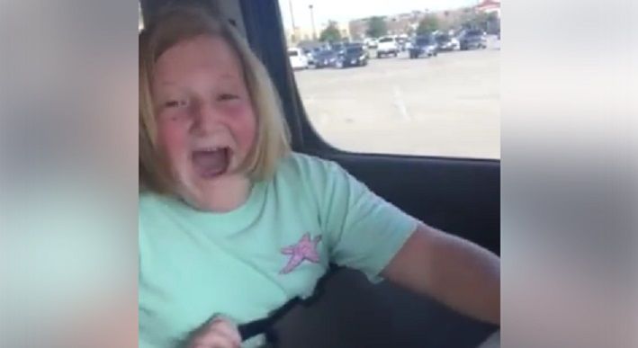 Video: la reacción de una niña al recibir una escopeta de regalo