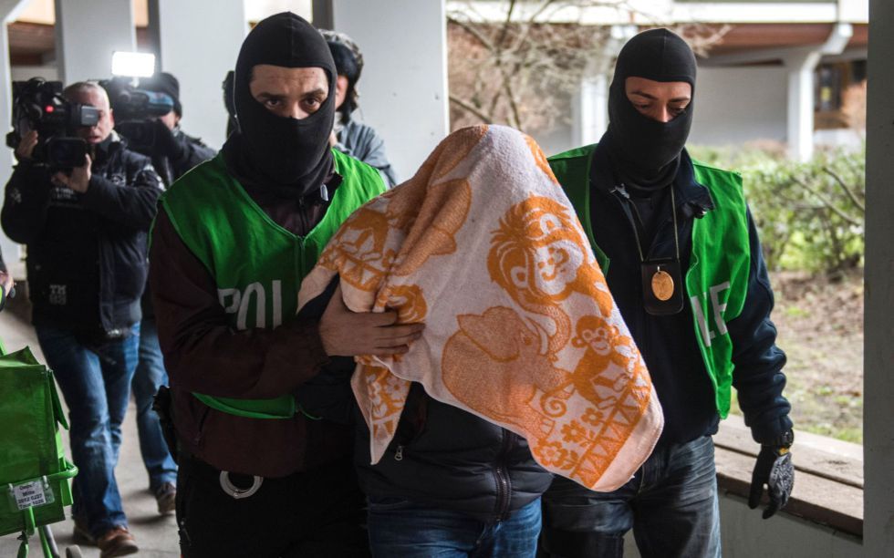 Detienen a 423 personas en redada contra Estado Islámico - redadaI