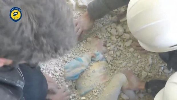 Video: el rescate de una niña en Siria