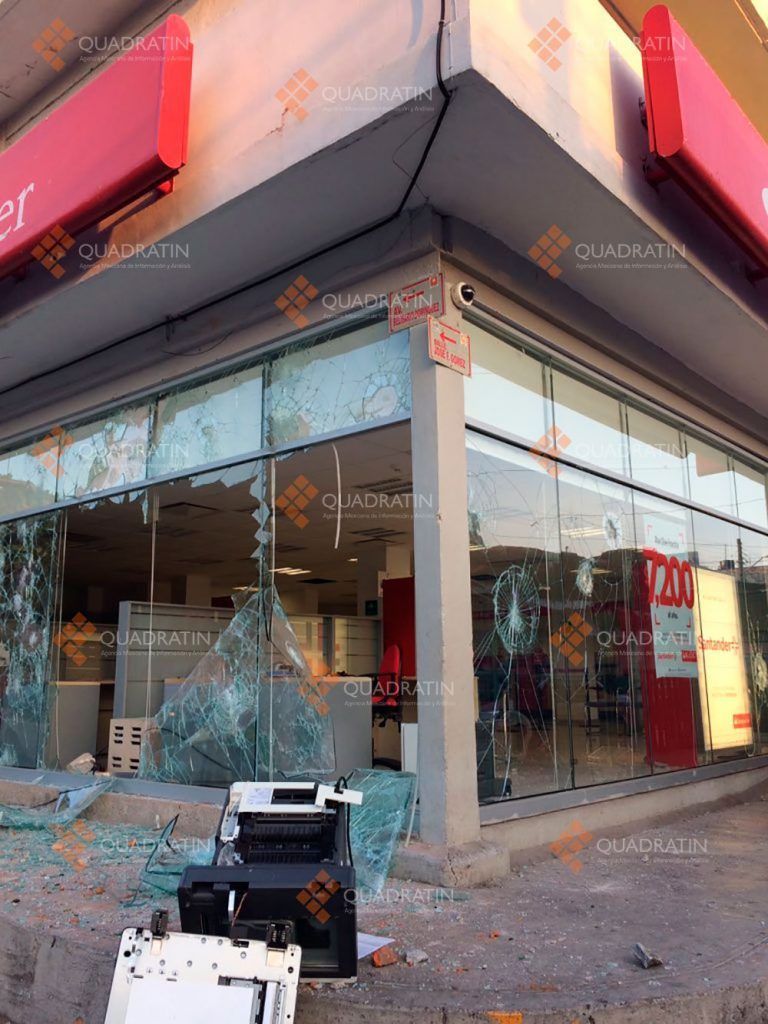 Enfrentamiento entre policías y ambulantes deja 7 heridos en Oaxaca - riña-oaxaca-2-768x1024