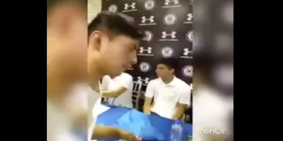 Video: critican a jugador de Cruz Azul por actitud en firma de autógrafos