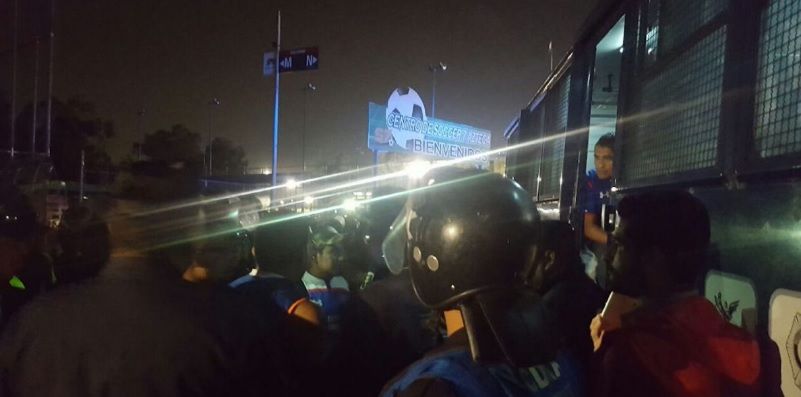 Enfrentamiento entre policías y porra del Cruz Azul deja 150 detenidos - sangre-azul-detenidos-2