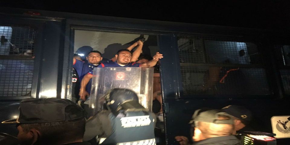 Enfrentamiento entre policías y porra del Cruz Azul deja 150 detenidos