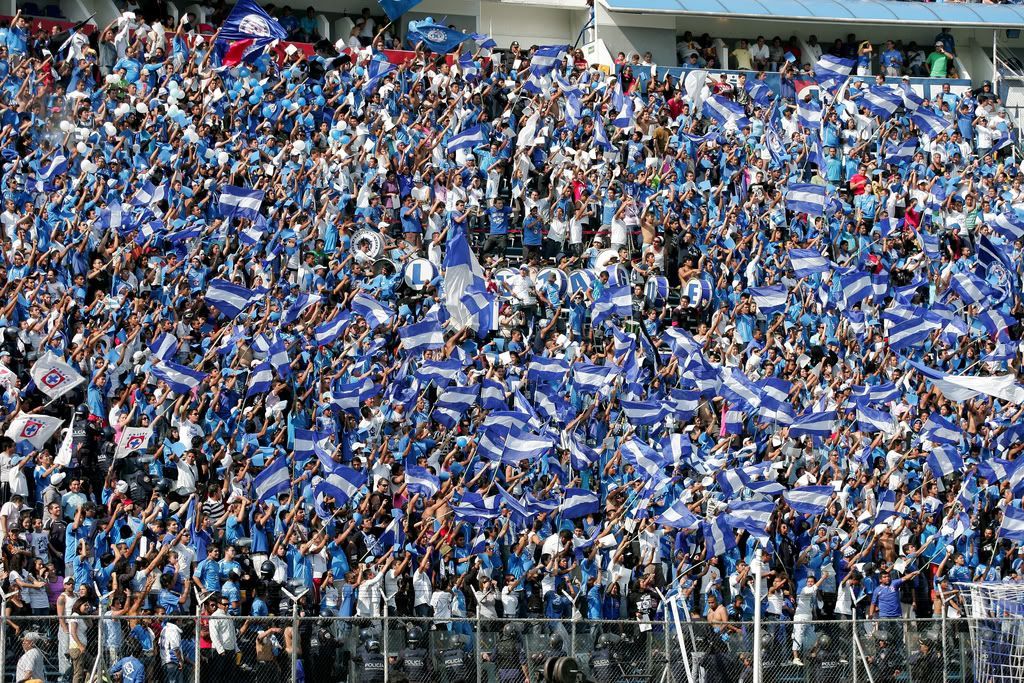 Barra de Cruz Azul anima al equipo y vuelve el amor a La Noria - sangre-azul