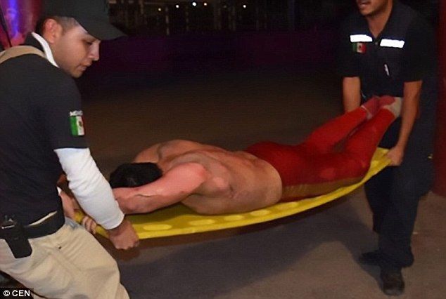 Video: luchador mexicano termina envuelto en llamas durante lucha - sangre-chicana