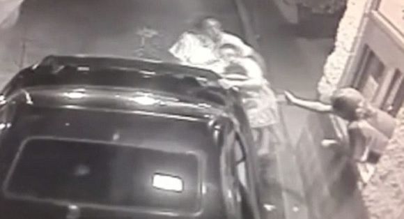 Video: madre intenta entregar a su hija a empleada de McDonald’s