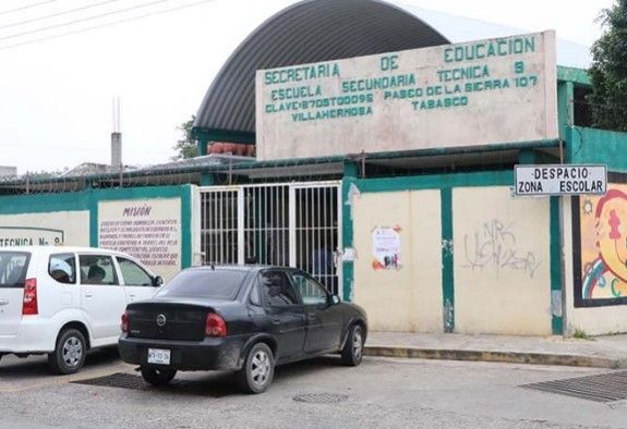 Alumna amaga con cuchillo a compañeros y maestra en Tabasco