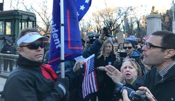 Arremeten contra fanático de Trump durante protesta en Nueva York