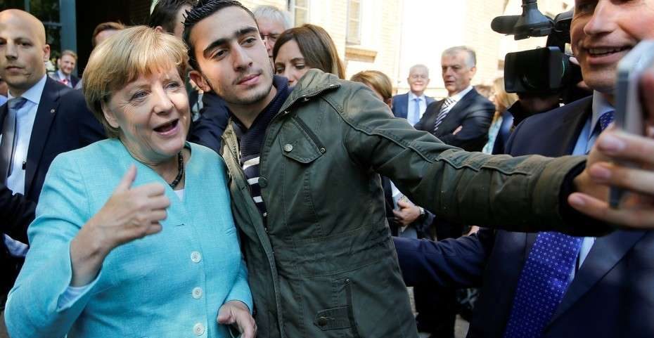 Refugiado sirio demanda a Facebook tras foto con Angela Merkel
