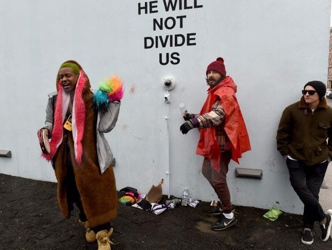 Cierran exposición anti-Trump de Shia LaBeouf por problemas de seguridad - shia-labeouf-I-1