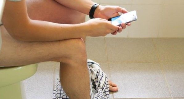 Artículos de uso diario con más bacterias que los inodoros - smartphone-baño