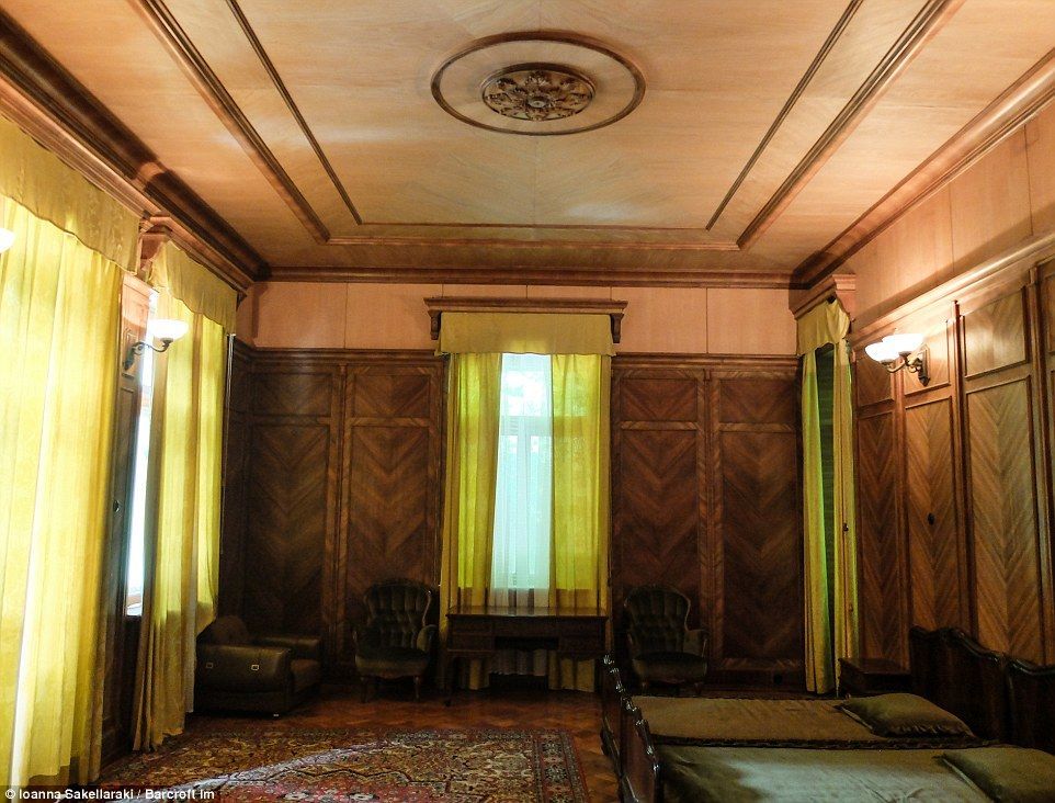 Revelan imágenes de la casa de verano de Stalin - stalin-Ionna-Sakellaraki-9