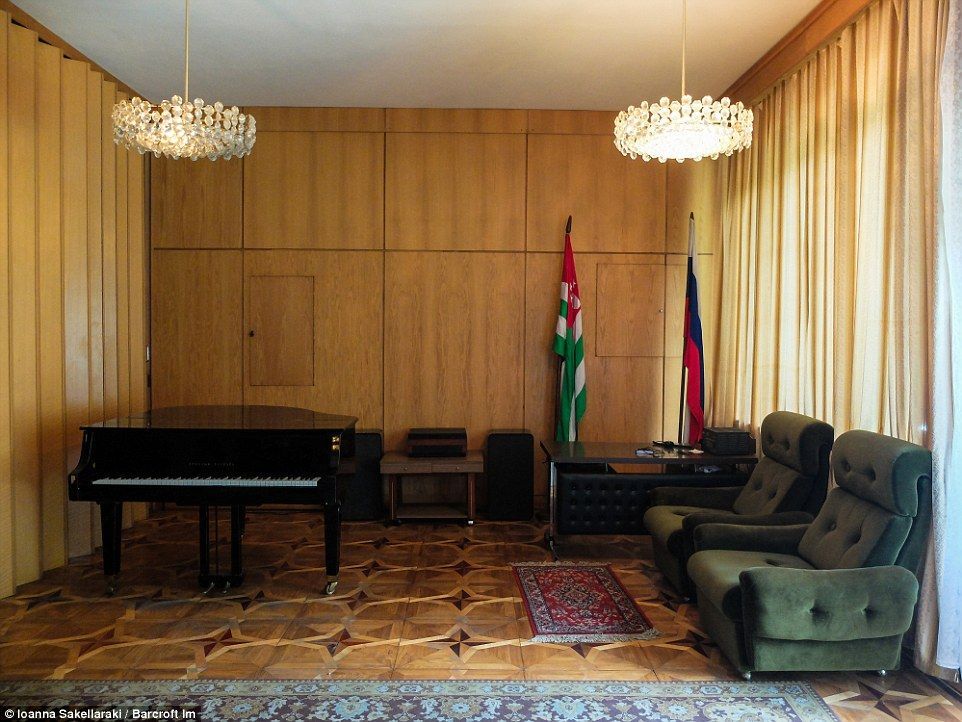 Revelan imágenes de la casa de verano de Stalin - stalin-Ionna-Sakellaraki