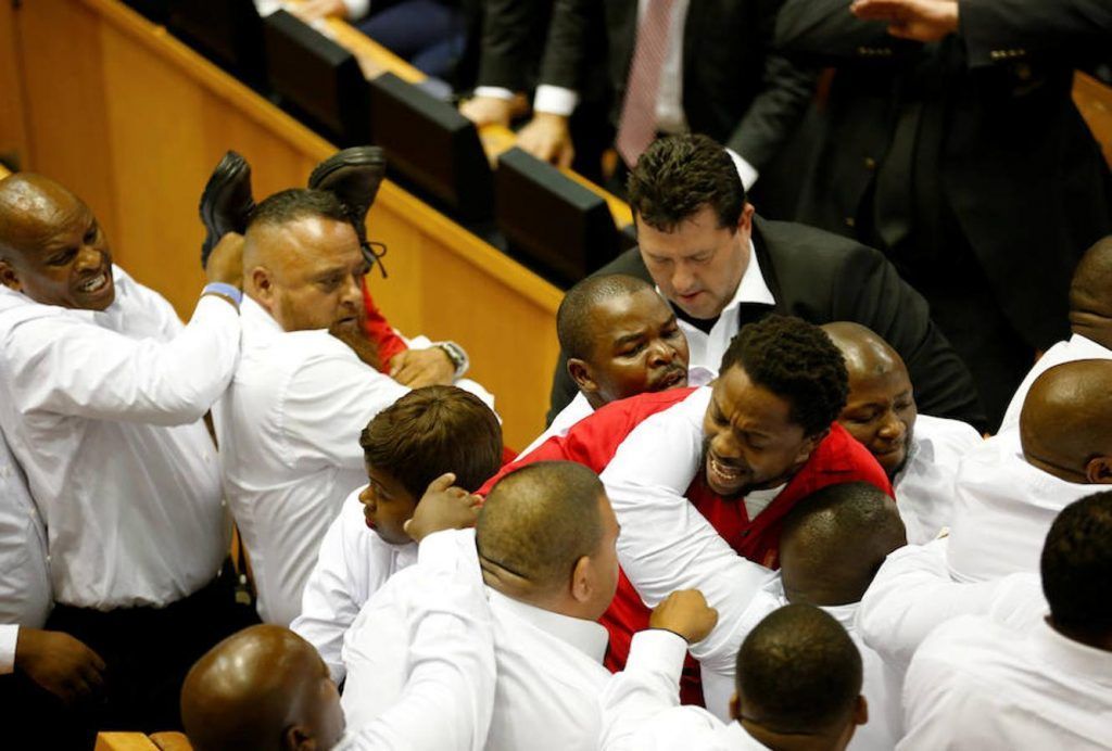 Diputados en Sudáfrica llegan a los golpes - sud1-1024x692