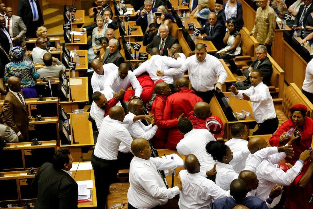 Diputados en Sudáfrica llegan a los golpes - sud4-1024x683
