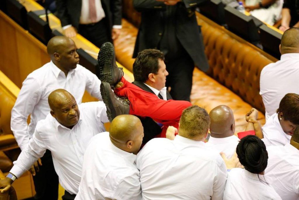 Diputados en Sudáfrica llegan a los golpes - sud8-1024x683