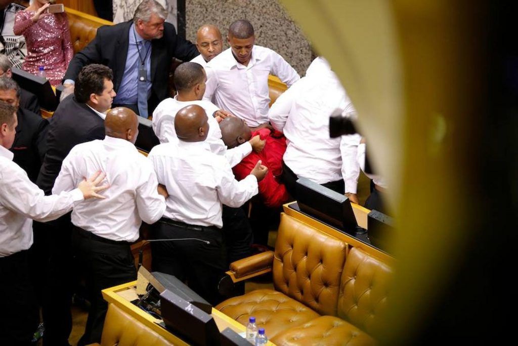 Diputados en Sudáfrica llegan a los golpes - sud9-1024x683