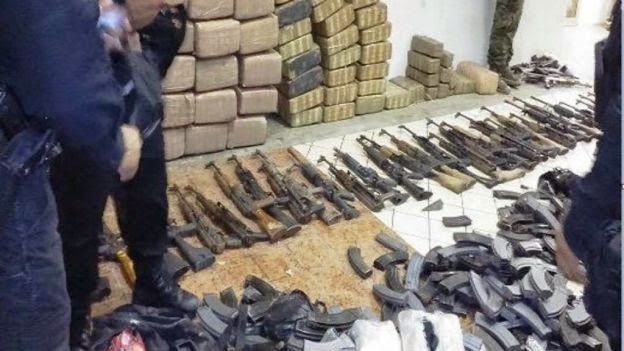 Localizan armas, droga y uniformes en Tamaulipas