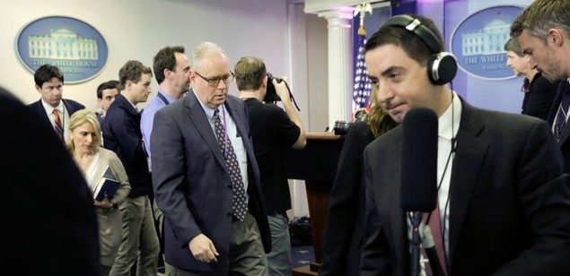 Medios excluidos por Casa Blanca responden