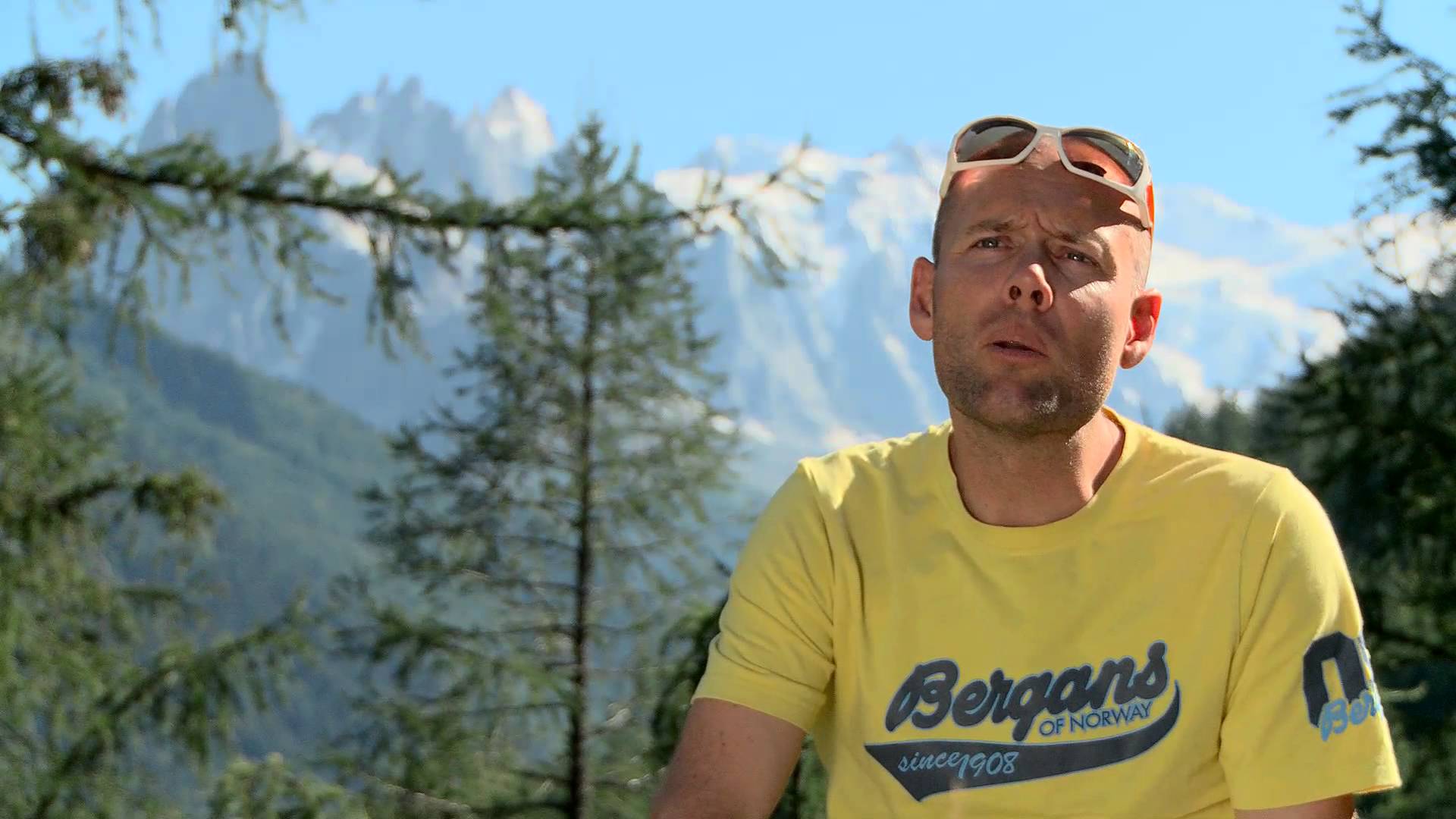 Video: hombre baja esquiando el Everest - tormod