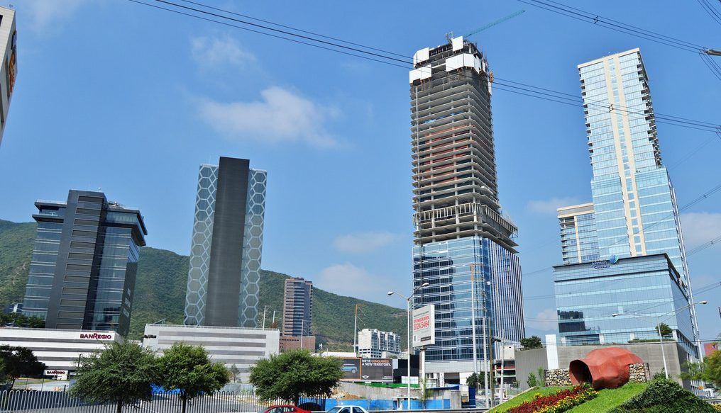 Muere una persona al caer andamio de la torre más alta de México
