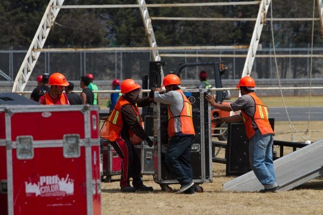 Más de 70 medios cubrirán homenaje a Juan Gabriel - trabajadores-juan-gabriel