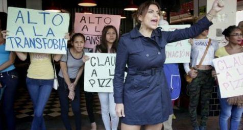 Podrían clausurar pizzería por discriminar a transgenénero