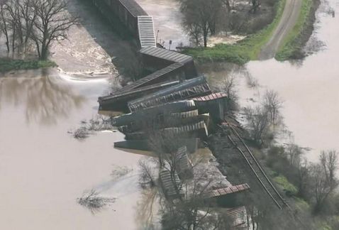 Descarrila tren en California y cae al río - tren-1