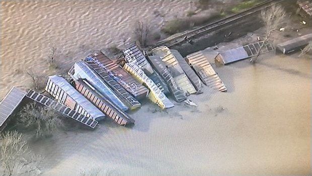 Descarrila tren en California y cae al río Descarrila tren en California y cae al río