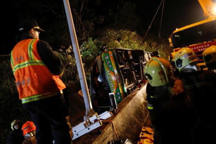 Volcadura de autobús deja 32 muertos en Taiwán - tren-3