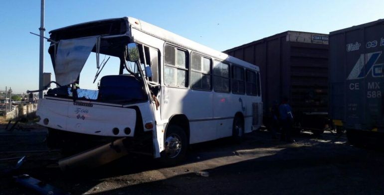 Tren impacta camión en Jalisco y deja 2 heridos