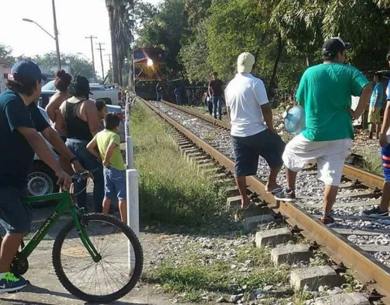 Tren arrolla a menor mientras veía su celular en Tamaulipas