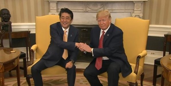 Video: extraño apretón de manos de Trump y primer ministro de Japón
