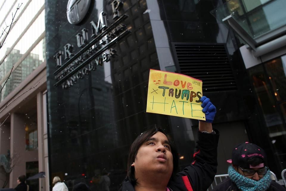 Protestan por inauguración de Trump Tower en Vancouver - trump-tower-vancouver-2