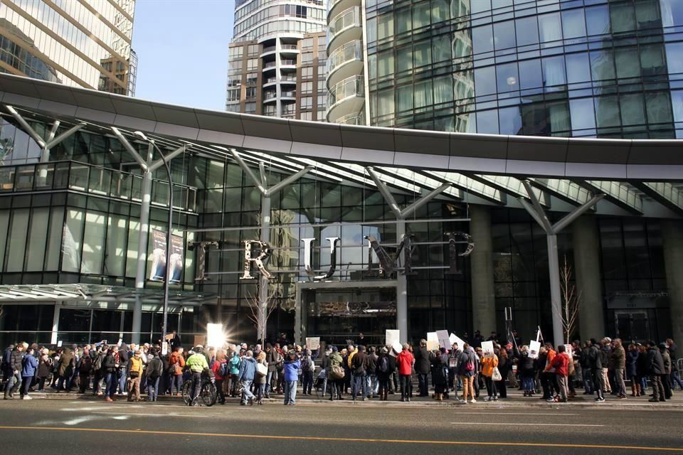 Protestan por inauguración de Trump Tower en Vancouver - trump-tower-vancouver-3