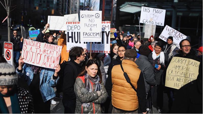 Protestan por inauguración de Trump Tower en Vancouver - trump-tower-vancouver-6