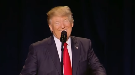 Trump tuiteó sobre Ivanka durante reunión de reportes de Inteligencia