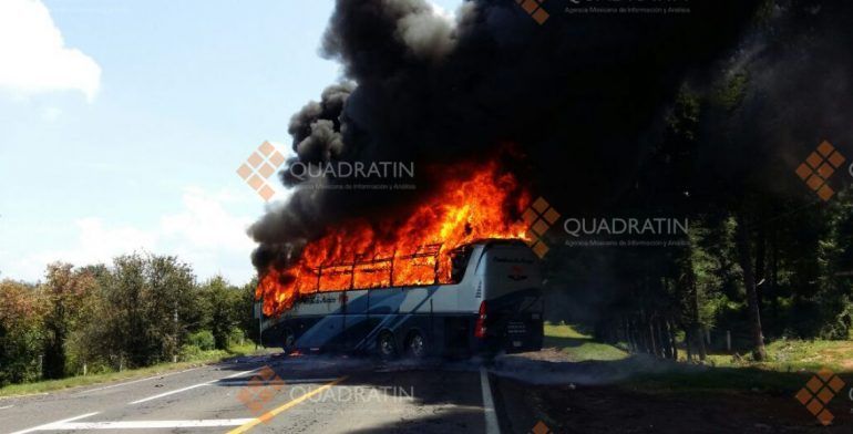 Normalistas incendian dos vehículos en Michoacán - unidad-quemada-marca-1-1140x580-770x392