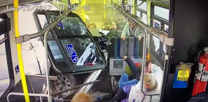 Video: camioneta se estrella contra autobús de pasajeros