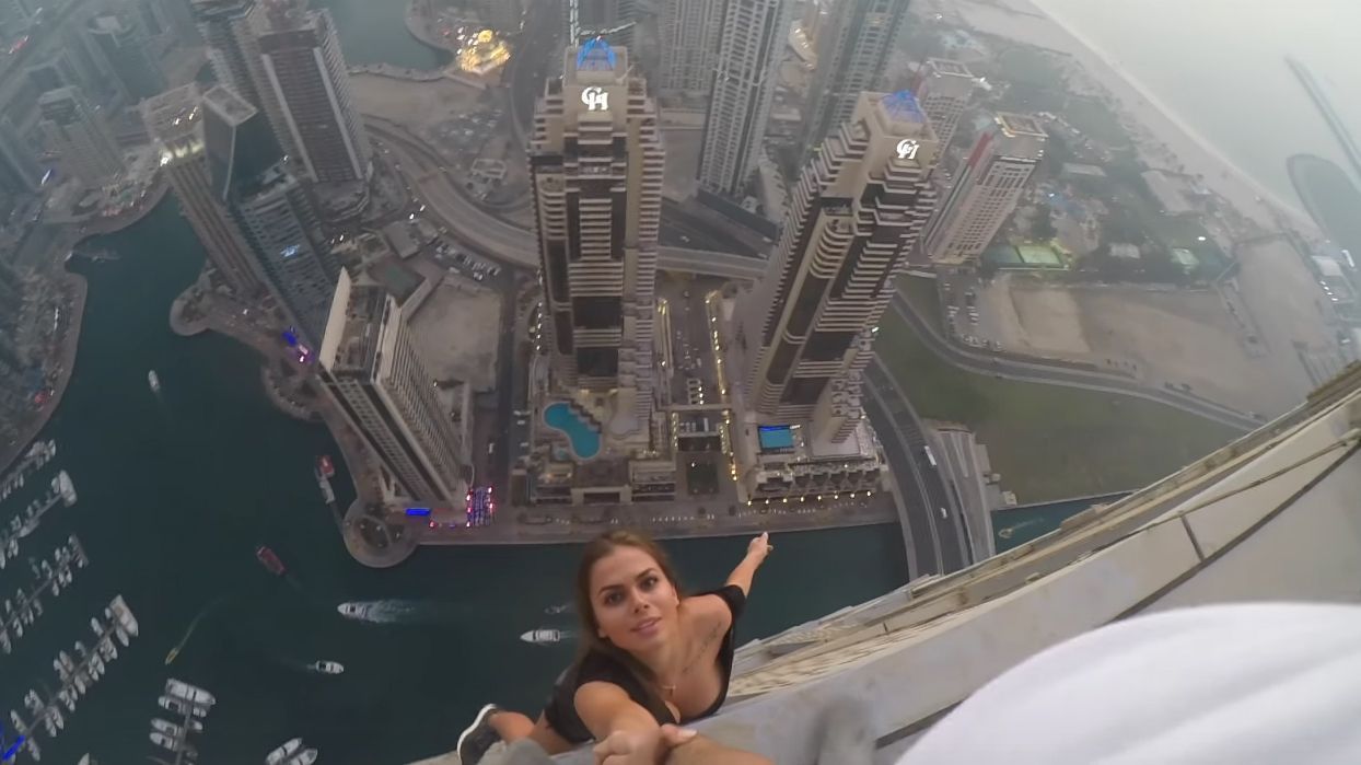 Modelo rusa cuelga a más de 300 metros sin protección