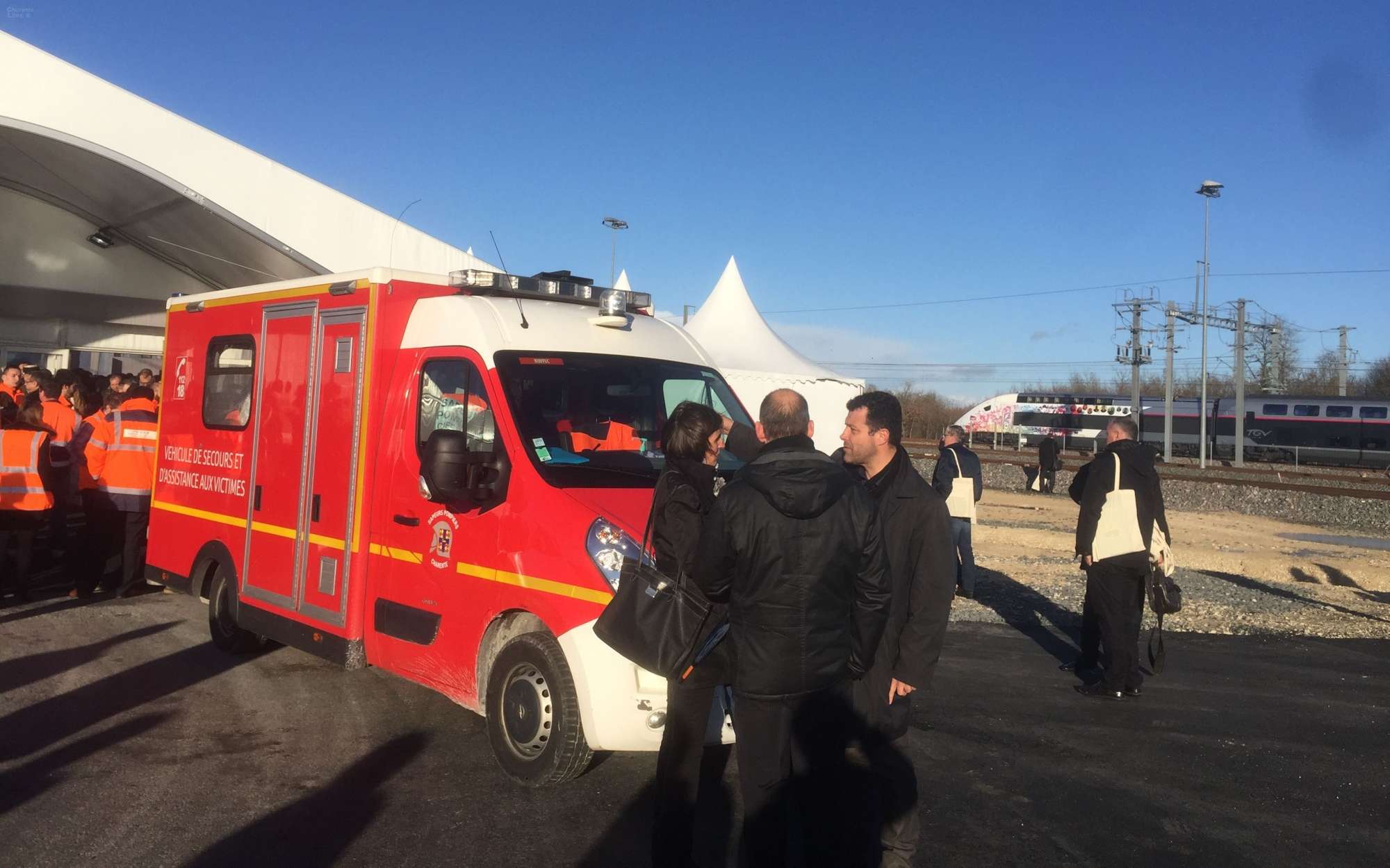 Video: disparos interrumpen discurso de Francois Hollande en Francia - visite-de-hollande-la-balle-du-tireur-d-elite-a-ete-tiree-de-100-metres-video-1