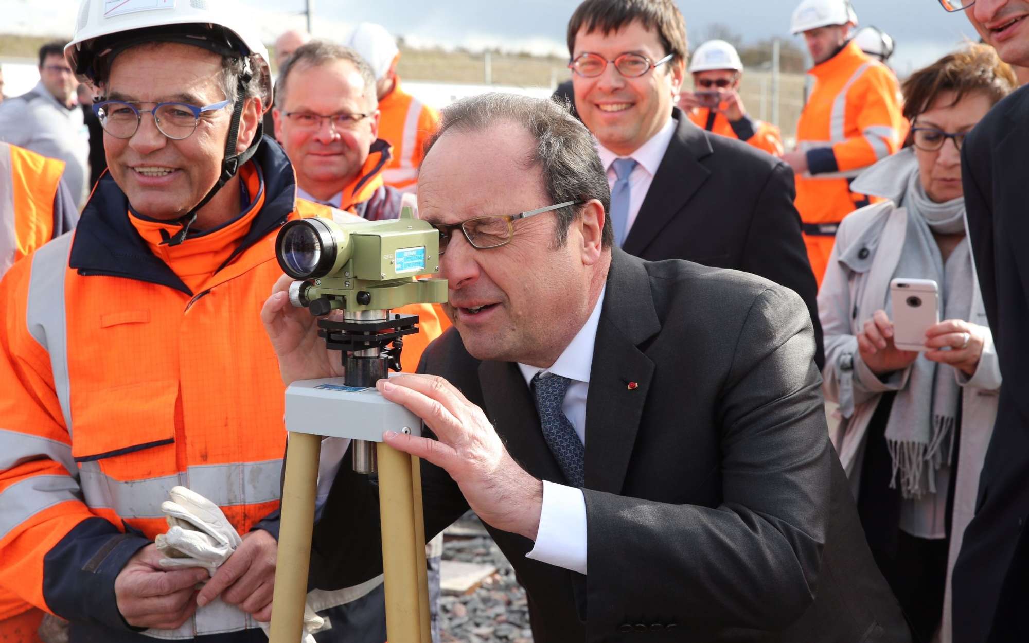 Video: disparos interrumpen discurso de Francois Hollande en Francia - visite-de-hollande-la-balle-du-tireur-d-elite-a-ete-tiree-de-100-metres-video-2
