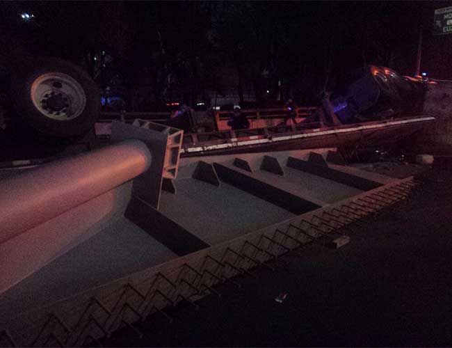 Vuelca tráiler de doble remolque en Circuito Interior - volcadura-camion-circuito-2