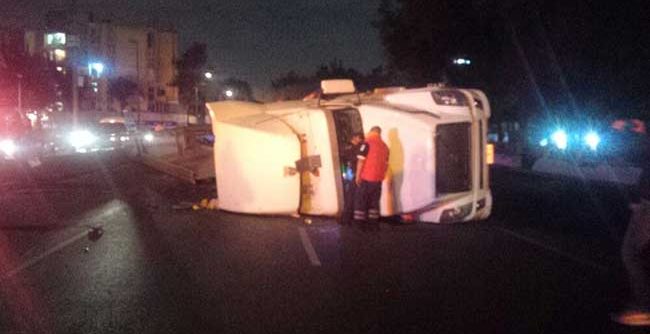 Vuelca tráiler de doble remolque en Circuito Interior