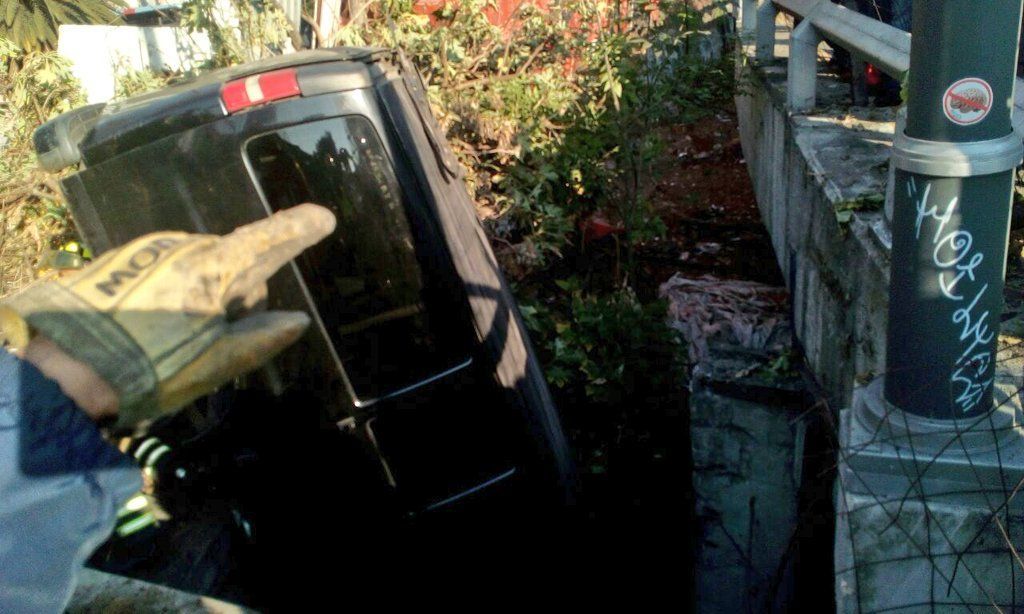 Vuelca camioneta en Glorieta de Insurgentes