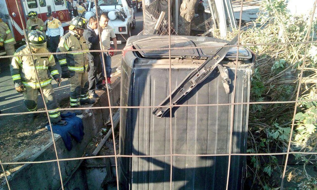 Vuelca camioneta en Glorieta de Insurgentes - volcadura-insurgentes-2-1024x614