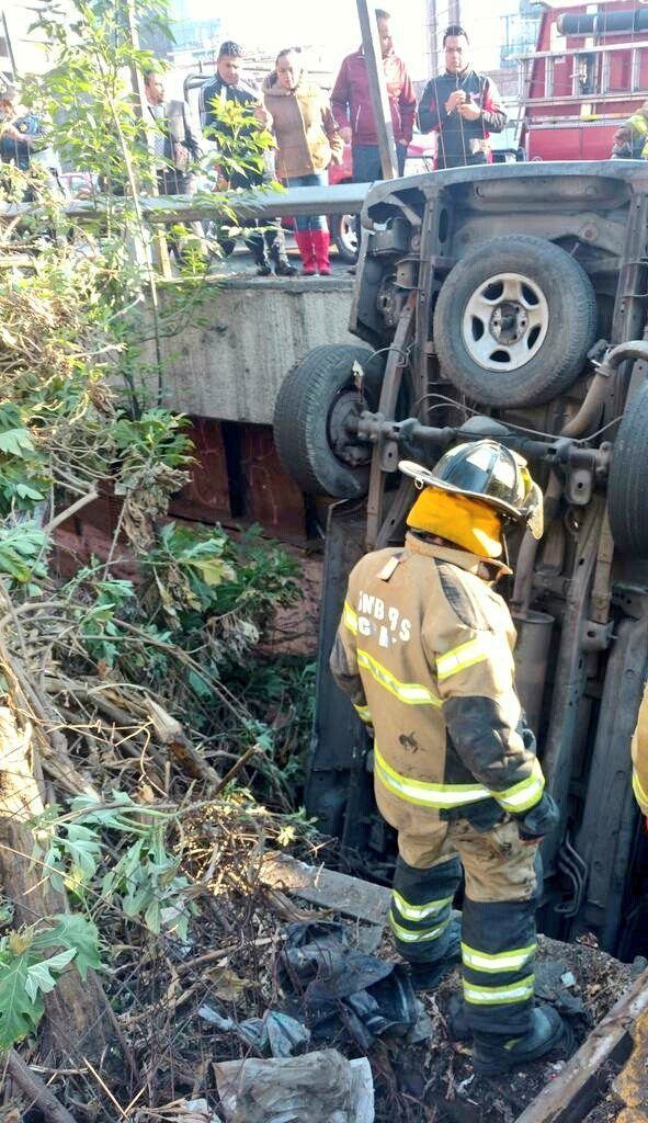 Vuelca camioneta en Glorieta de Insurgentes - volcadura-insurgentes-3-591x1024